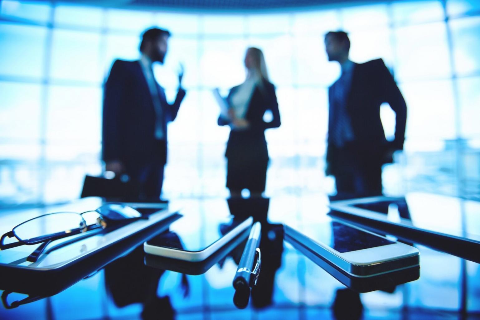 Empresario revisando estrategias de diversificación